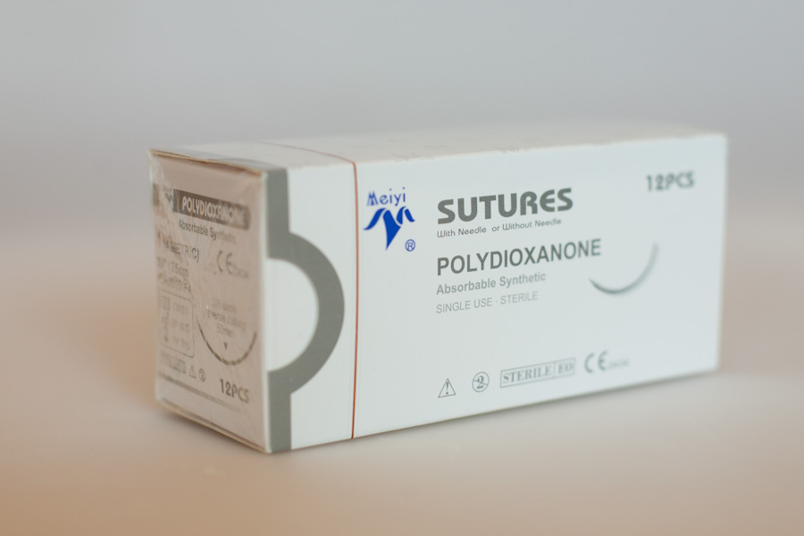 Nici chirurgiczne POLYDIOXANONE rozmiar USP 3/0 z igłą tnącą 26 mm